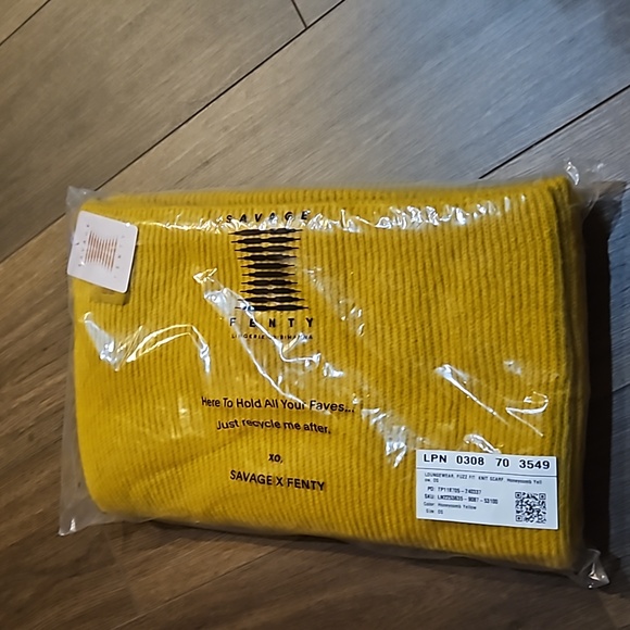 SAVAGE X FENTY FUZZ FIT KNIT SCARF- HONEYCOMB YELLOW ONE SIZE - Picture 7 of 8